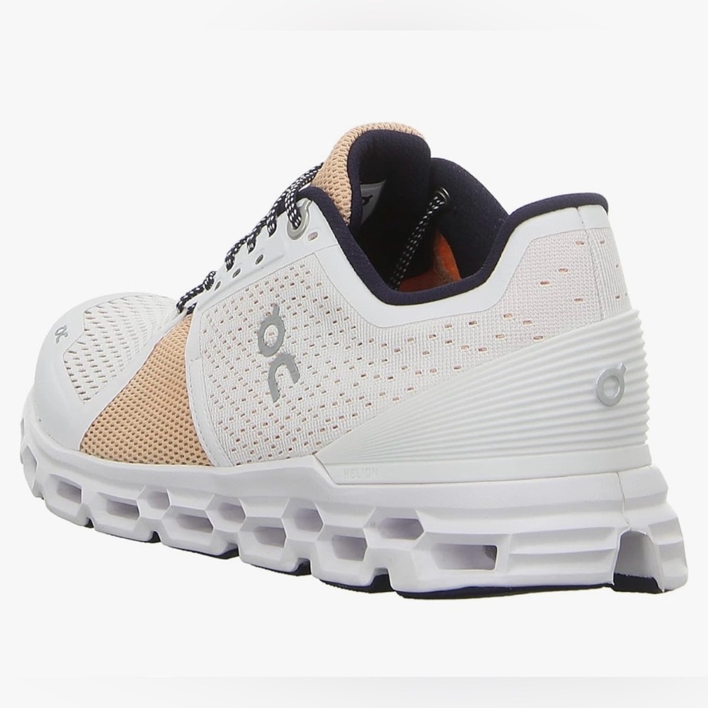 On Cloud Stratus W White | Almond
